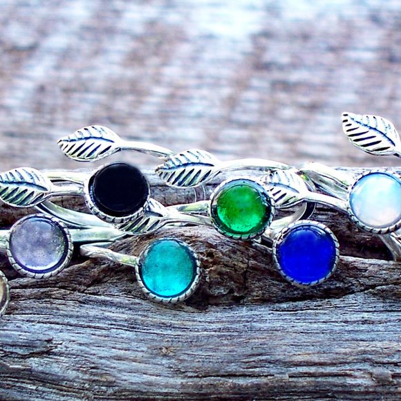 Recycled Antique Black Depression Glass Sterling Silver Botanical Leaf Ring - Picture 4 of 5